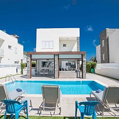 Vakantiehuis Moderne 4-Schlafzimmer-Villa im Zentrum von Pro