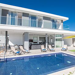 Vakantiehuis Atemberaubende Villa Olivine mit Meerblick