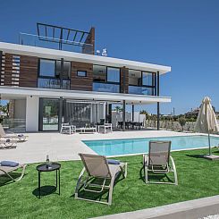 Vakantiehuis Geräumige Villa mit großem Garten und Pool