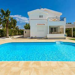Vakantiehuis 4-Schlafzimmer-Villa mit privatem Pool in Ayia 
