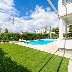 Vakantiehuis 4-Schlafzimmer-Villa mit privatem Pool in Ayia 