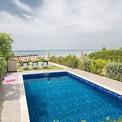 Vakantiehuis Moderne, geräumige Villa am Strand mit Pool