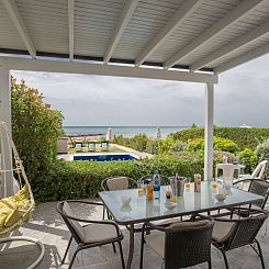 Vakantiehuis Moderne, geräumige Villa am Strand mit Pool