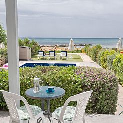 Vakantiehuis Moderne, geräumige Villa am Strand mit Pool