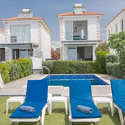 Vakantiehuis Moderne, geräumige Villa am Strand mit Pool