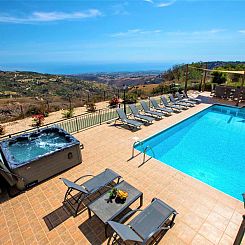 Vakantiehuis Villa mit Blick auf die Berge und Whirlpool