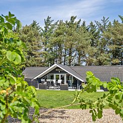 Vakantiehuis "Hjalmara" - 900m from the sea