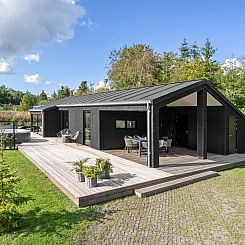 Vakantiehuis "Elita" - 1.7km from the sea