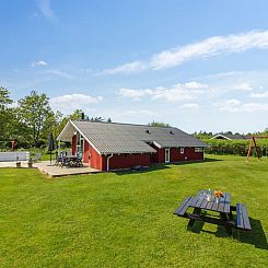 Vakantiehuis "Menka" - 1.3km from the sea