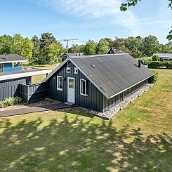 Vakantiehuis "Benthe" - 200m from the sea