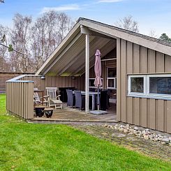 Vakantiehuis "Arent" - 1.1km from the sea