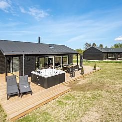 Vakantiehuis "Junis" - 900m from the sea