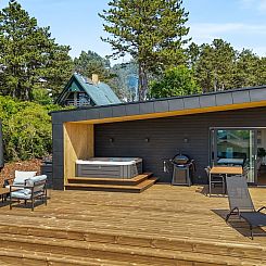 Vakantiehuis "Arjuna" - 750m from the sea