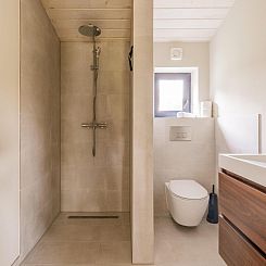 Lake House Scandi + hottub