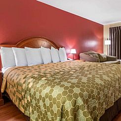 Econo Lodge Inn & Suites Maingate Central