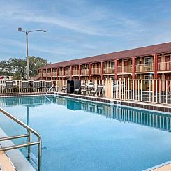 Econo Lodge Inn & Suites Maingate Central