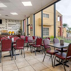 Econo Lodge Inn & Suites Maingate Central