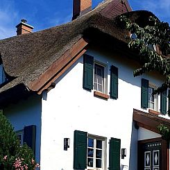 Vakantiehuis TRADITIONELLES REETDACHHAUS MIT SAUNA, KAMINOFE