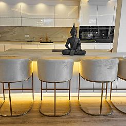 Appartement Luxurious large Home, Pool , Garden , Koi Pond