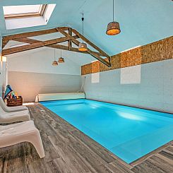 Vakantiehuis Landgut "Villa Léànie" mit Innenpool