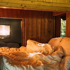 Tenthuisje met warme privédouche naast de tent