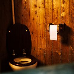 Tenthuisje met warme privédouche naast de tent