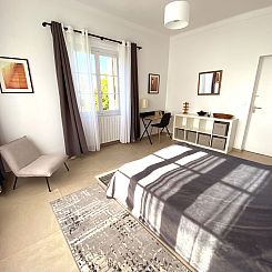 Vakantiehuis Geräumige und elegante Villa mit großem Garte