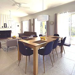 Vakantiehuis Geräumige und elegante Villa mit großem Garte