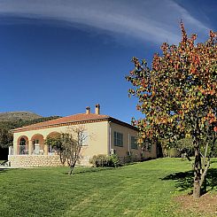 Vakantiehuis Geräumige und elegante Villa mit großem Garte