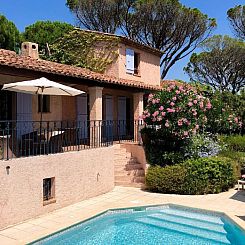 Vakantiehuis Charmante Villa mit Pool und Golfplatz