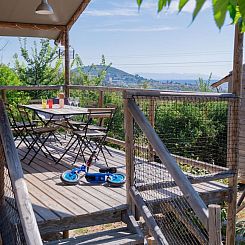 «Lodgehut op palen»