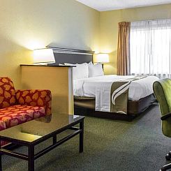 Quality Suites Orlando Close to I-Drive