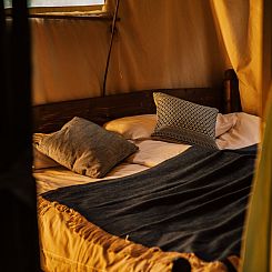 Tenthuisje met warme privédouche naast de tent met Hottub