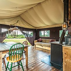 Tenthuisje naast de tent