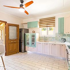 Villa St. Nicholas House met zwembad