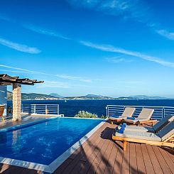 Vakantiehuis Karavi Villa mit privatem Zugang zum Meer
