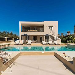 Vakantiehuis Wunderschöne Villa mit Seeblick und Pool in de