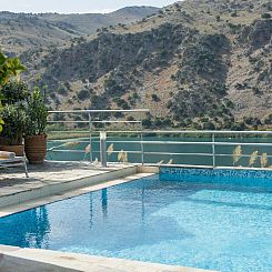 Vakantiehuis Villa mit Seeblick und Pool in der Nähe von Re