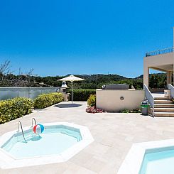 Vakantiehuis Deluxe Villa Ianthos - Whirlpool im Freien, Kin