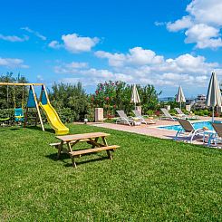 Vakantiehuis Familienvilla mit privatem Pool, Spielplatz und