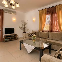 Vakantiehuis Familienvilla mit privatem Pool, Spielplatz und