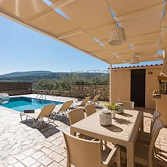 Vakantiehuis Familienvilla mit Pool und Tischtennisplatte