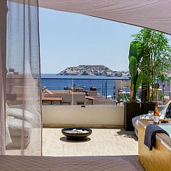 Vakantiehuis Neue Charavgi Suite mit Jacuzzi, 40m vom Strand