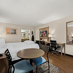 Red Roof Inn PLUS+ & Suites Naples Downtown-5th Ave S