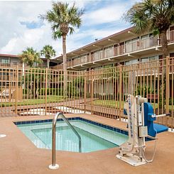 Red Roof Inn PLUS+ & Suites Naples Downtown-5th Ave S