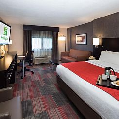 Holiday Inn Milwaukee Riverfront, an IHG Hotel