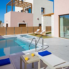 Vakantiehuis Haus in Agia Marina mit Außenpool