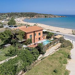 Vakantiehuis am Strand mit Pool für eine oder zwei Familien