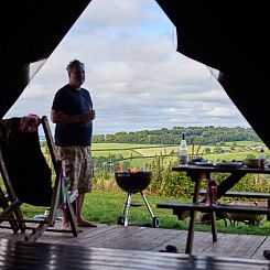 Tenthuisje met warme privédouche naast de tent met Hottub