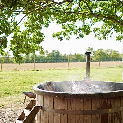 Tenthuisje met warme privédouche naast de tent met Hottub